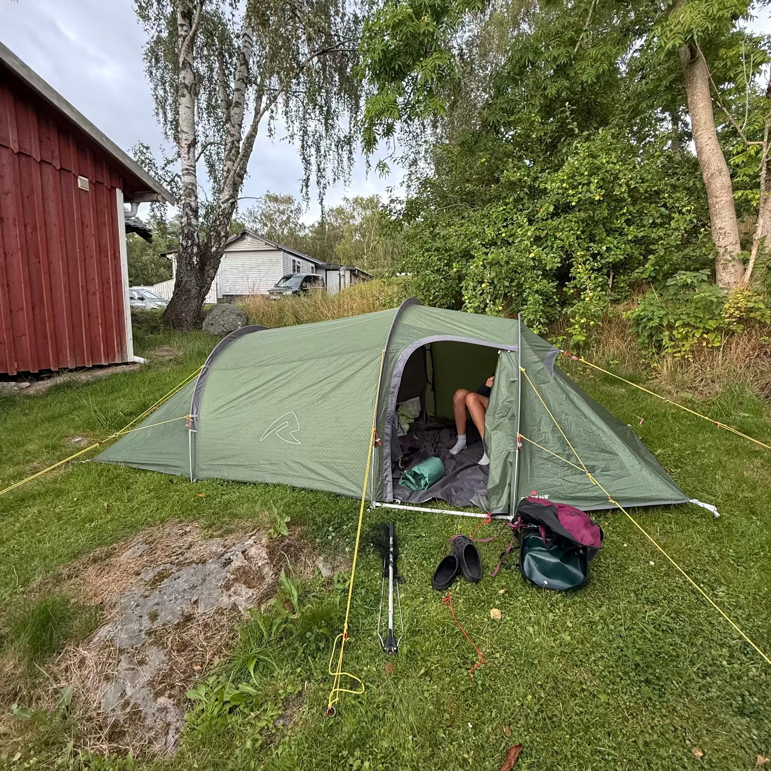 Bikepacking-Camp vor typisch schwedischer Scheune auf Radtour – nachhaltige Fahrrad-Mode für Radliebhaberinnen